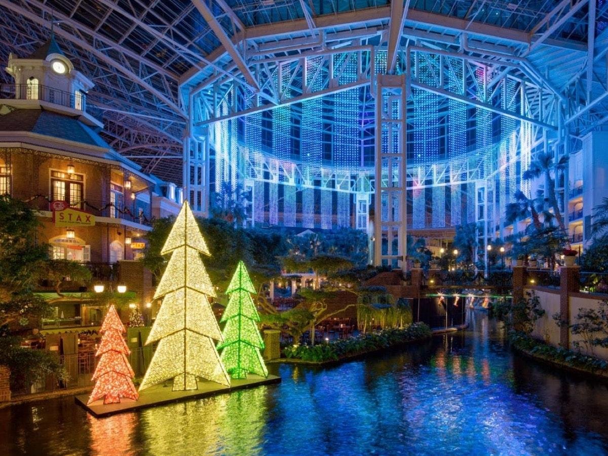 where to see the most beautiful christmas decorations